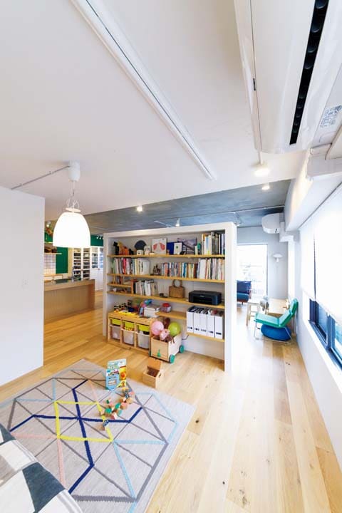 LDKとオープンスペースを仕切る本棚