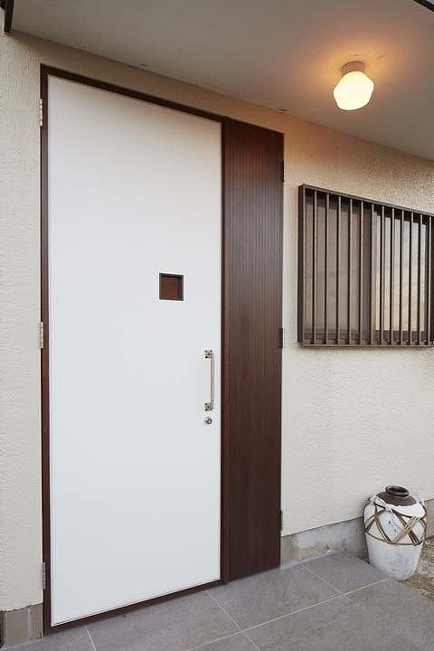扉だけ変更した玄関
