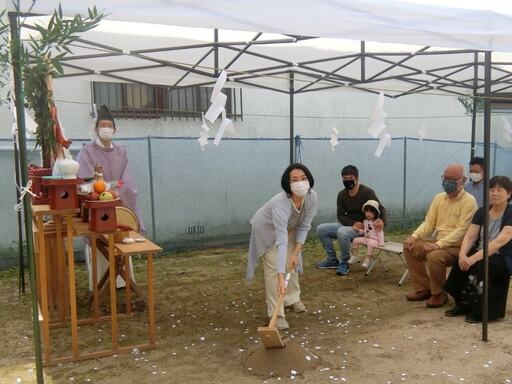 夫の次に妻も!地鎮祭の地鎮の儀の様子