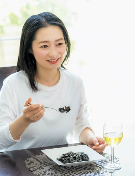 女性が食事する様子