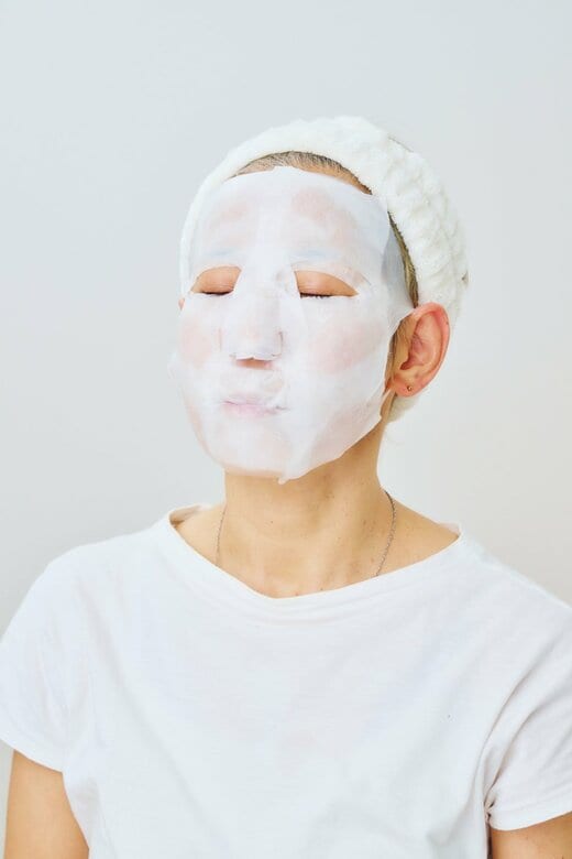 顔全体にコットンパックを乗せ、シリコンパックを被せた様子