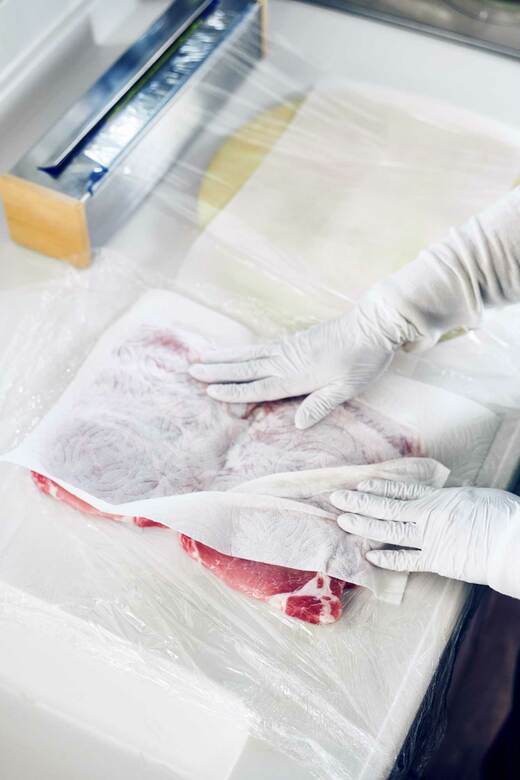 肉をラップで包む