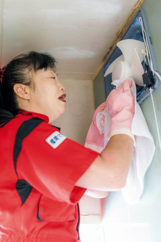 換気扇掃除をする新津さん