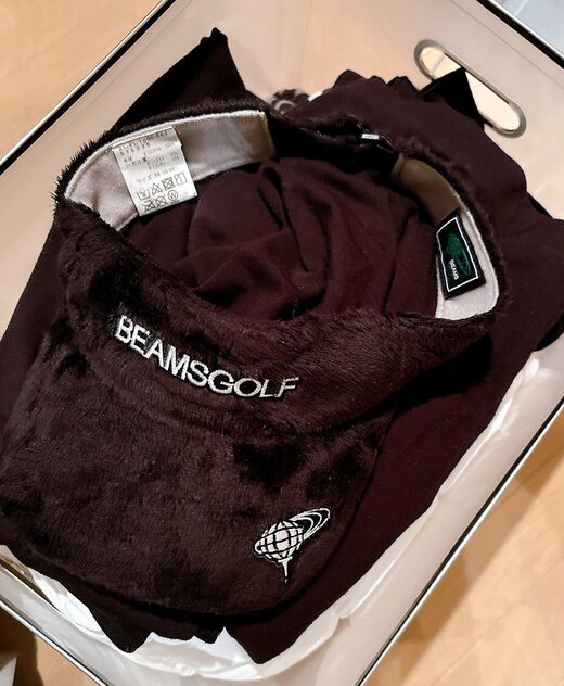 ゴルフ用のレギンスが見当たらないと思っていましたが、洋服と洋服の間に2本。「よかった！」と思いつつ、定位置に戻します