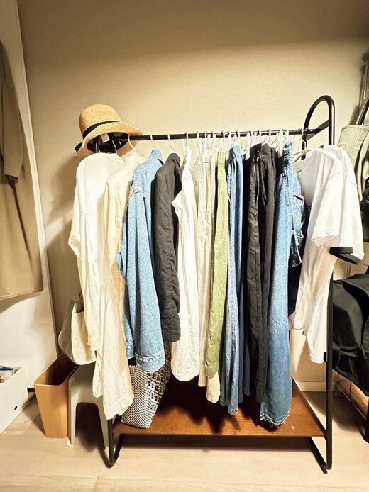 イデーのハンガースタンドにかけられたオンシーズンの服