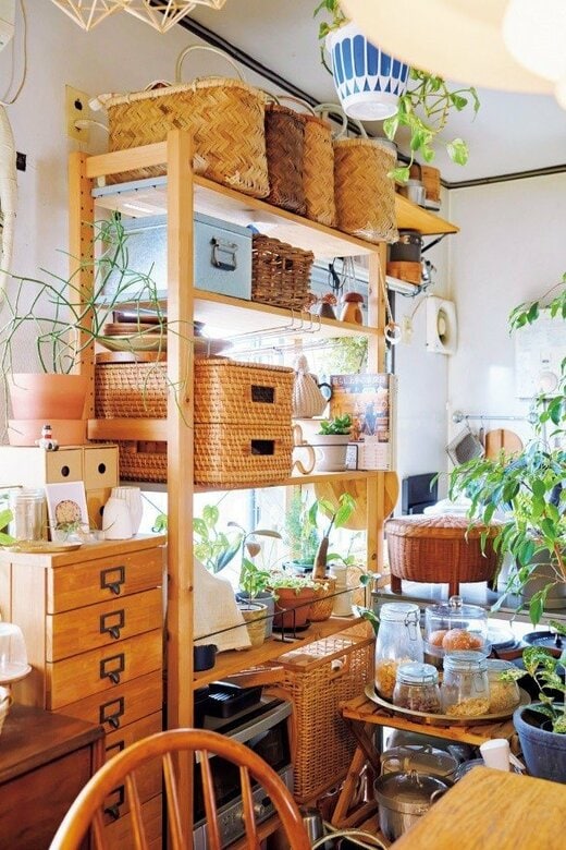 窓を背に設置されたオープンラック