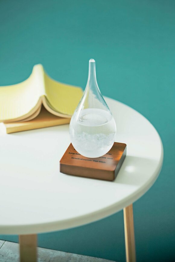 丸テーブルにストームグラス