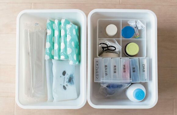 白いボックスにティッシュ、お薬類