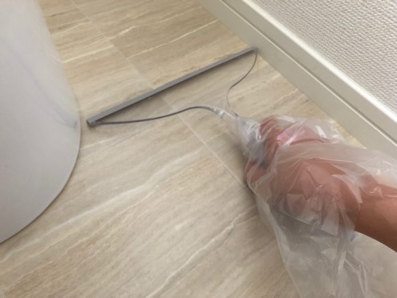 スクイージーで床ふき