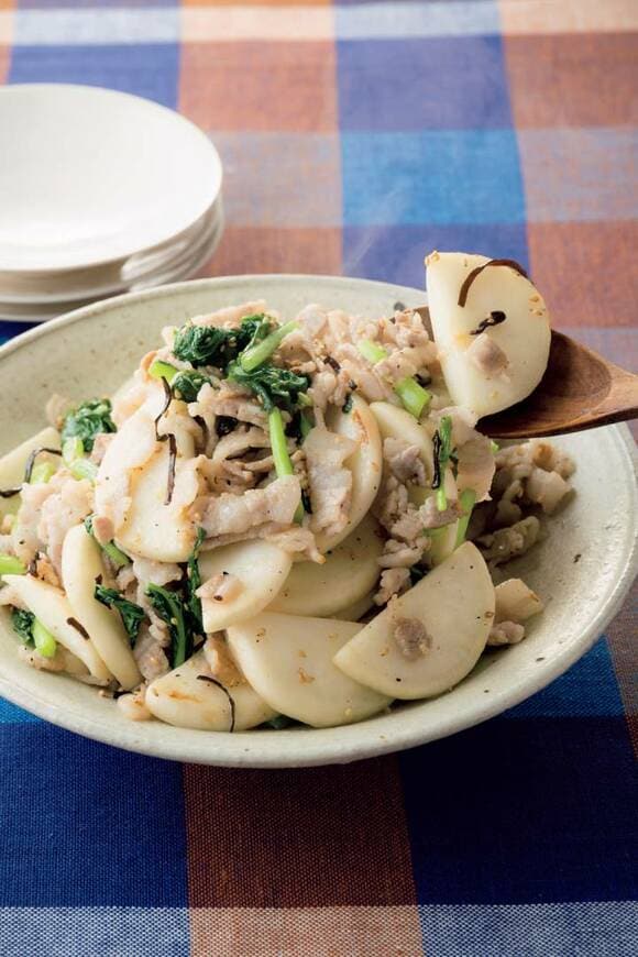 塩もみカブと豚バラの塩昆布炒め