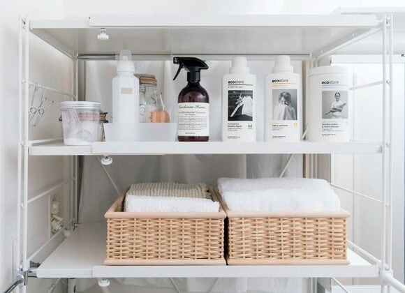 お気に入りの洗剤を 棚の手前に並べて