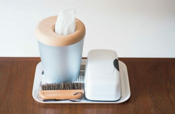 テーブルの掃除アイテムは使ったらトレーに戻すだけ