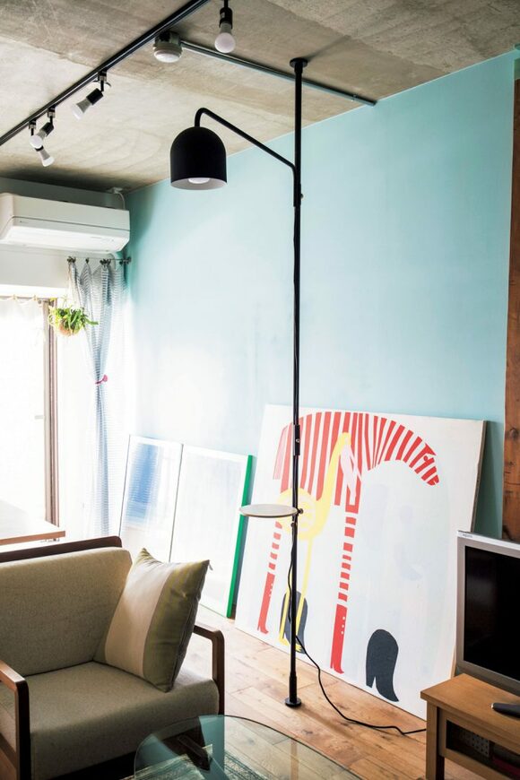 縦型つっぱり棒に照明を設置した様子