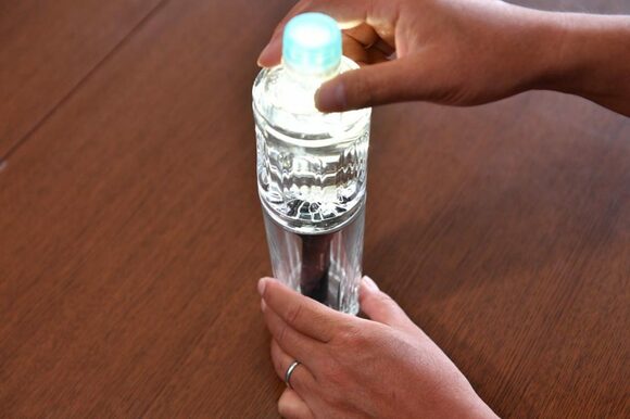 懐中電灯の明かりをつける