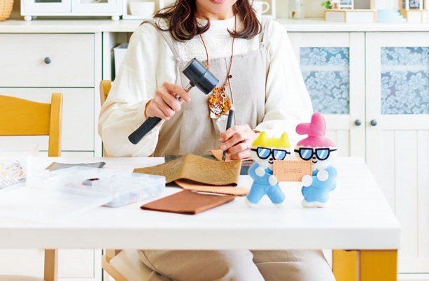 トンカチ持つ女性