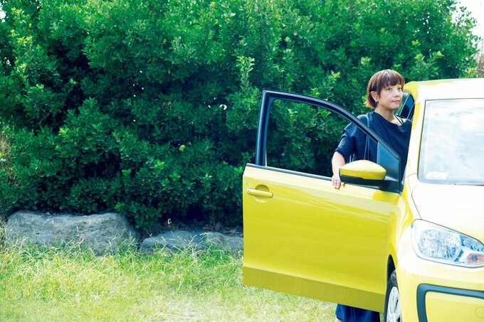 車に乗り込む人