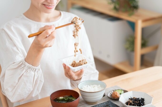 納豆を食べる女性