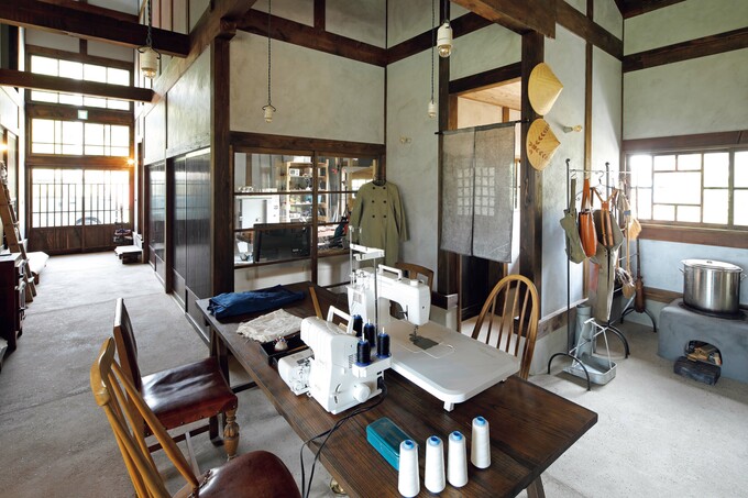 土間の中央には大きなテーブルがある