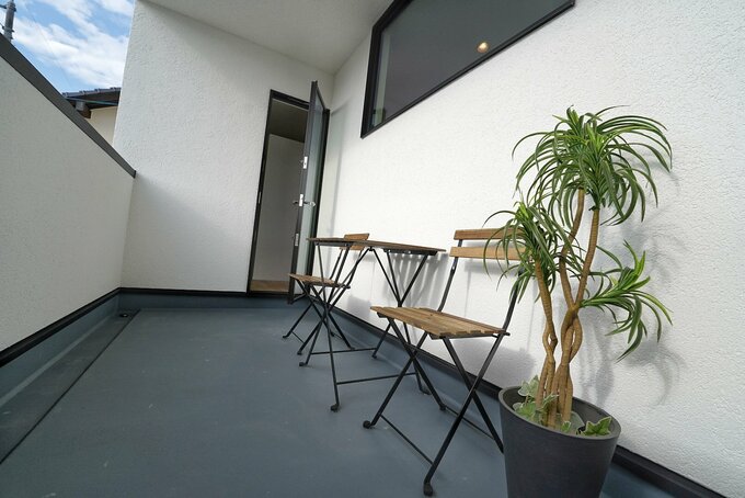 テーブルやイスを置いてカフェテラスにする