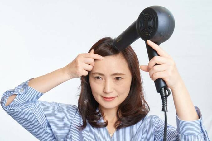 流したい方向と逆方向に髪を乾かす