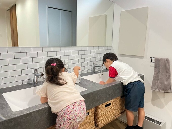 洗面台で手洗いをする子どもたち