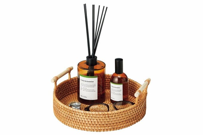 浅型でカゴ部分が丸いラタンのトレイ