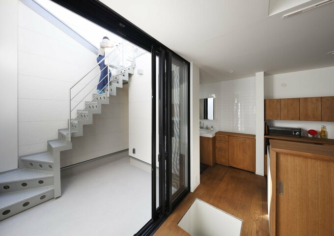 屋根上にある月見台、洗濯干しともつながっている