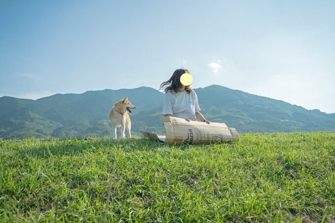 すべる女性と犬