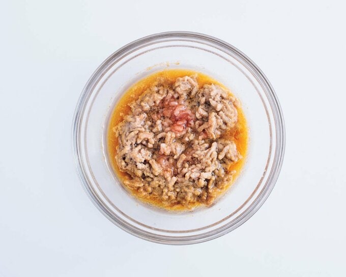 ボウルに色が変わったひき肉