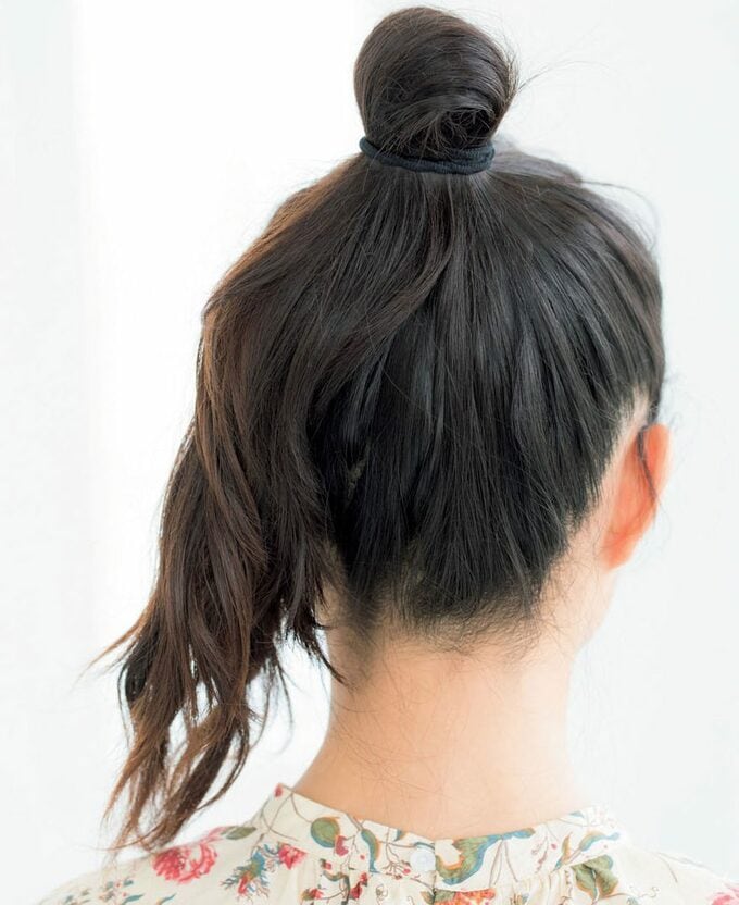 後ろ向き女性お団子作成途中