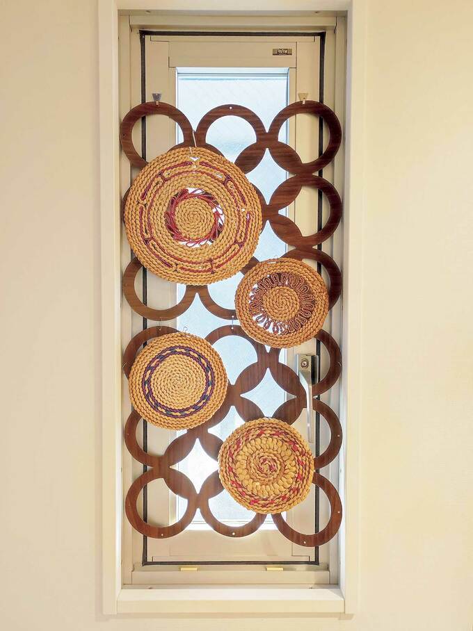 鍋敷きを玄関の窓辺のインテリア