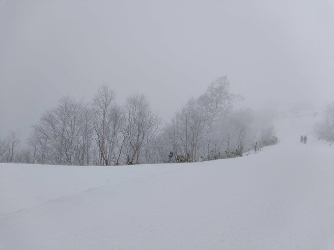 山頂の吹雪