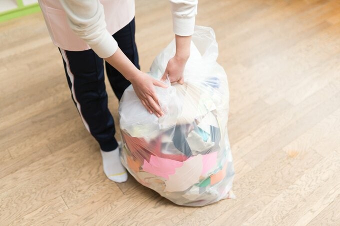 ゴミ袋女性
