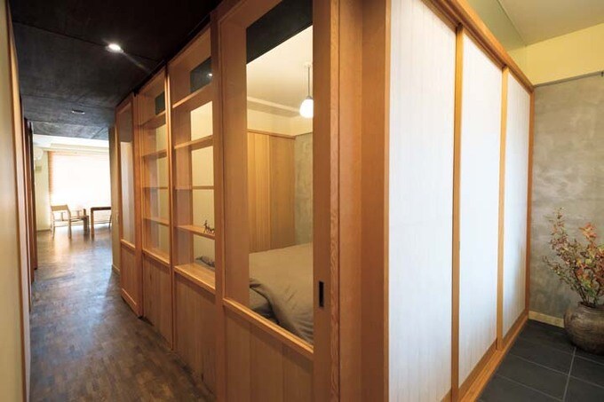 寝室はガラス戸と障子に囲まれた落ち着ける空間