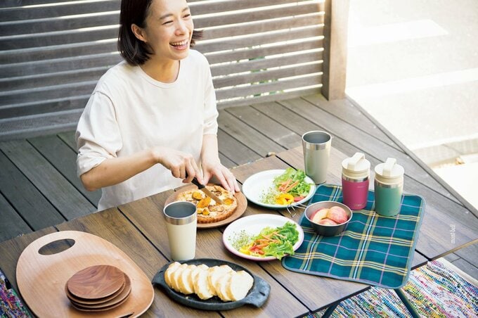 ウッドデッキに女性