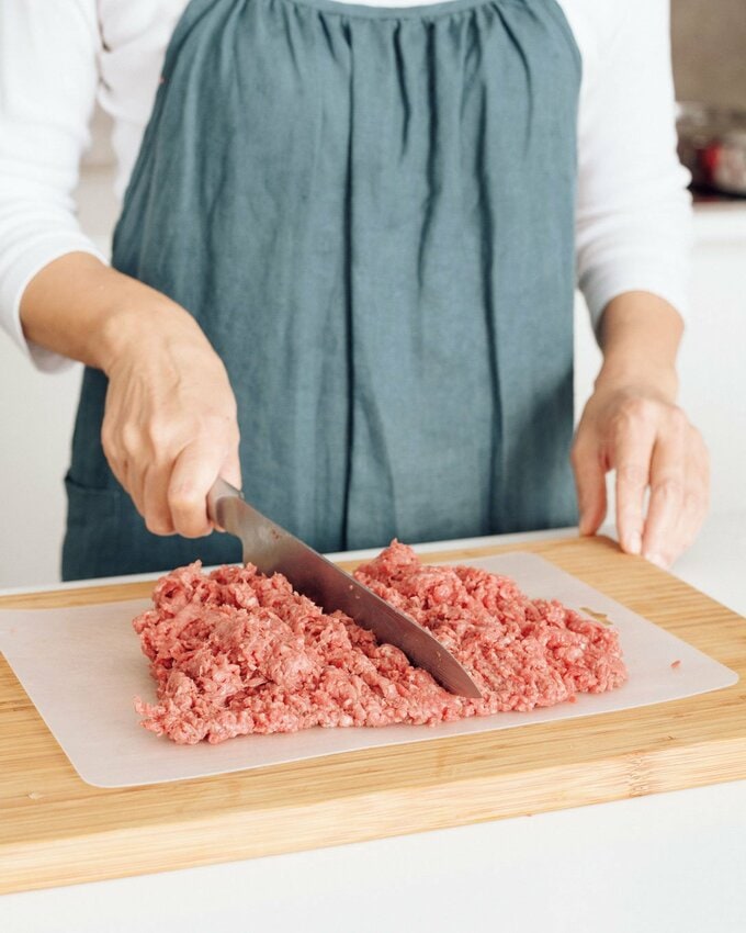 細切れ肉をたたく