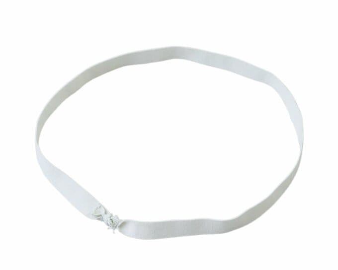 両端を結んで輪にした白いゴムバンド