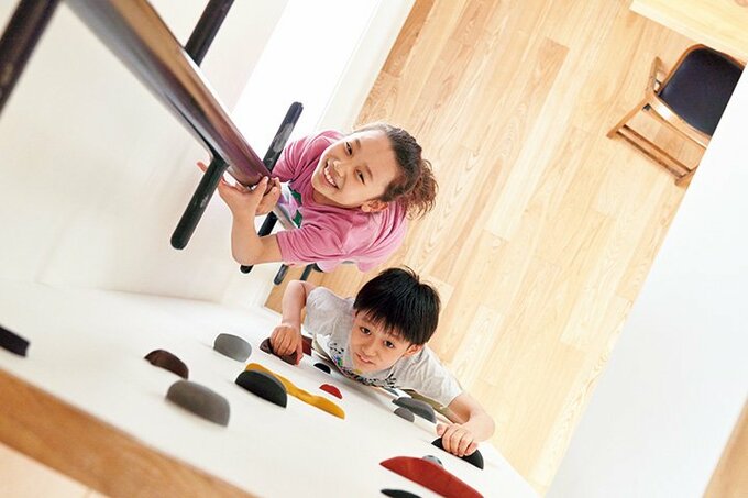 のぼり棒とボルダリング壁で子どもたちの運動不足を解消