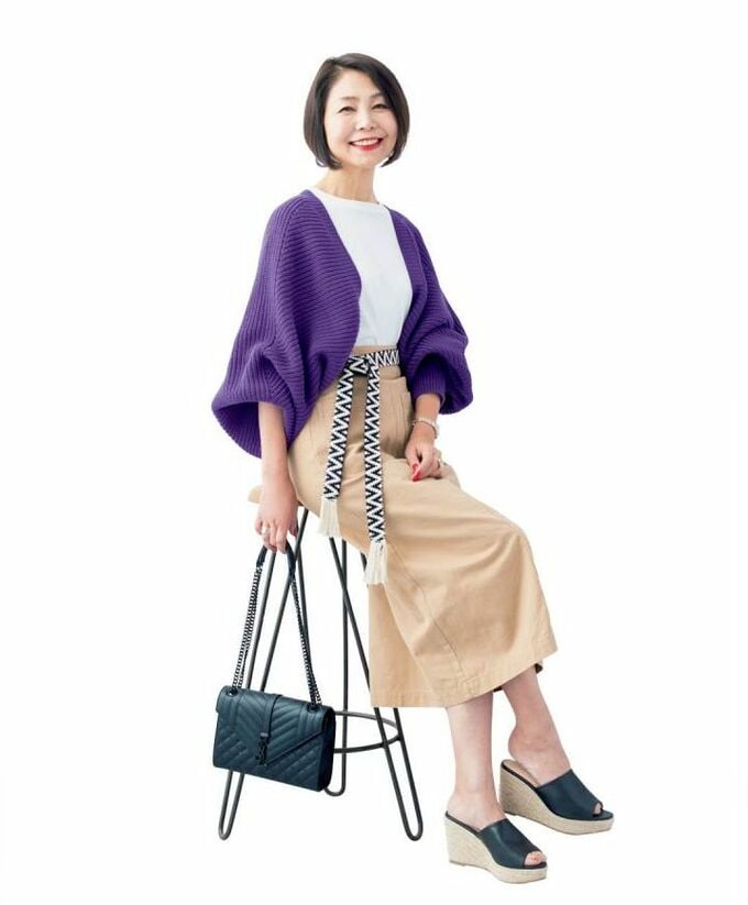 ボリュームのあるカーディガンにはラインの細いボトムを