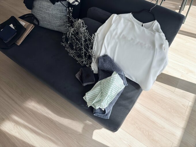 以前は、郵便物、バッグ、洗濯物などがソファーにあふれてました