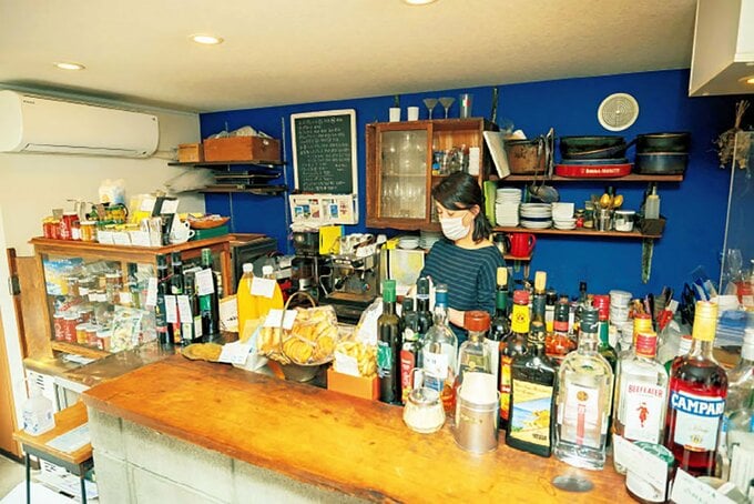 カウンターで作業をするお店のスタッフ