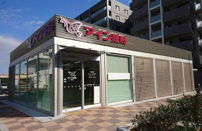 地域医療と人々の健康を支える存在として親しまれるアイン薬局。公式アプリ対応店舗は、全国に1136店舗(2024年10月現在)