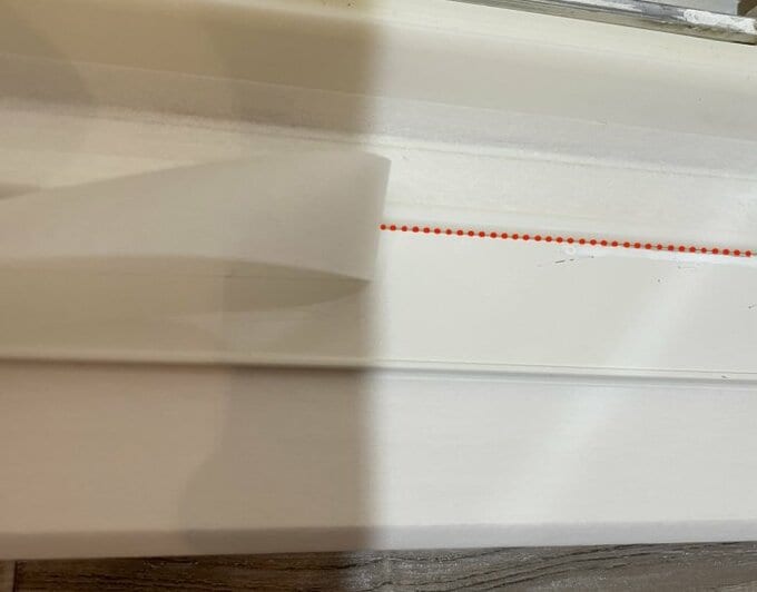 テープをはる様子