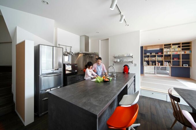 勝手口とつながるパントリー