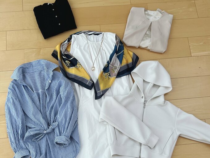 床に置かれた様々な洋服