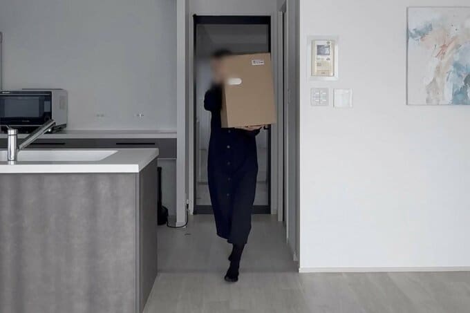 段ボールを運ぶNozomiさん