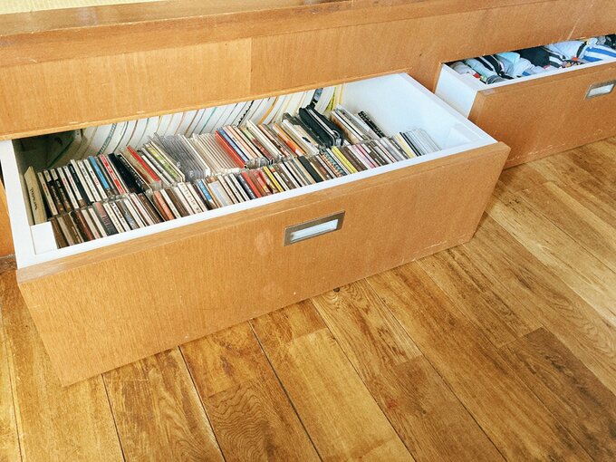 小上がり下に設けた引き出しタイプの収納