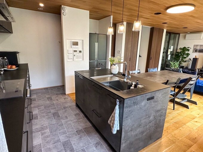 キッチンから玄関方向を見る