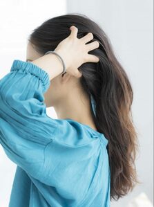 耳の上から手を入れ、髪全体を耳の穴の延長線上に向って持ち上げる