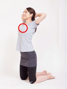 手のひらを後頭部に当てる